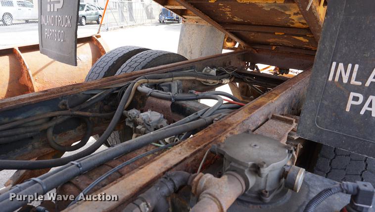 image for item DE3187 2004 Sterling L7500 dump truck