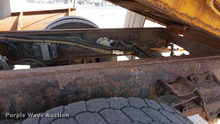 image for item DE3187 2004 Sterling L7500 dump truck