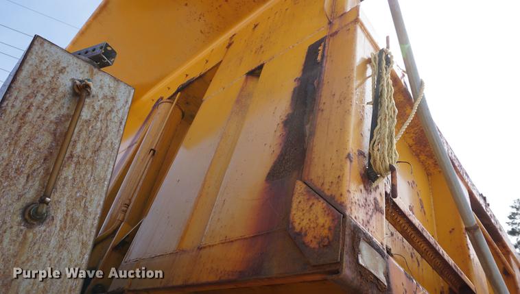 image for item DE3187 2004 Sterling L7500 dump truck