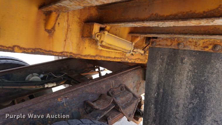 image for item DE3187 2004 Sterling L7500 dump truck