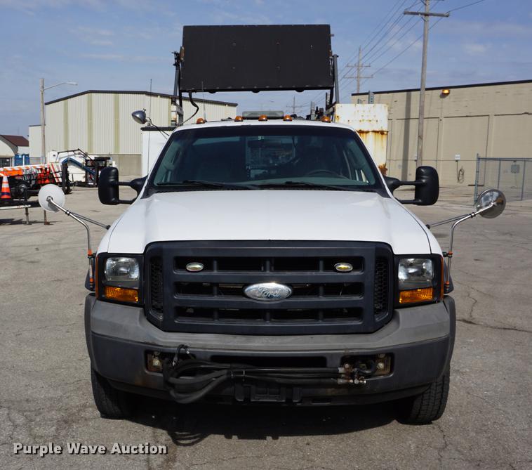 image for item DE3188 2006 Ford F450 Super Duty utility truck