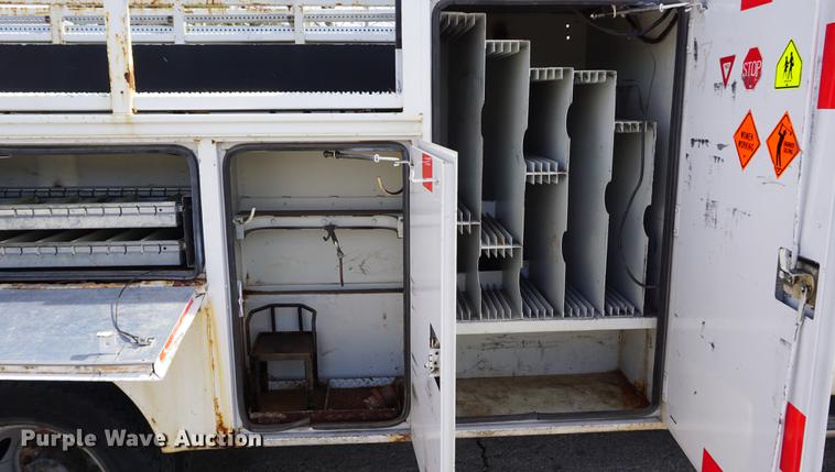 image for item DE3188 2006 Ford F450 Super Duty utility truck