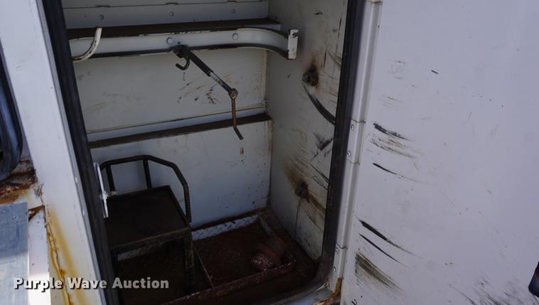 image for item DE3188 2006 Ford F450 Super Duty utility truck