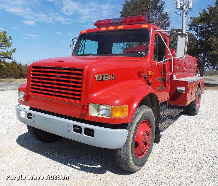 image for item DE3586 1991 International 4900 tanker fire truck