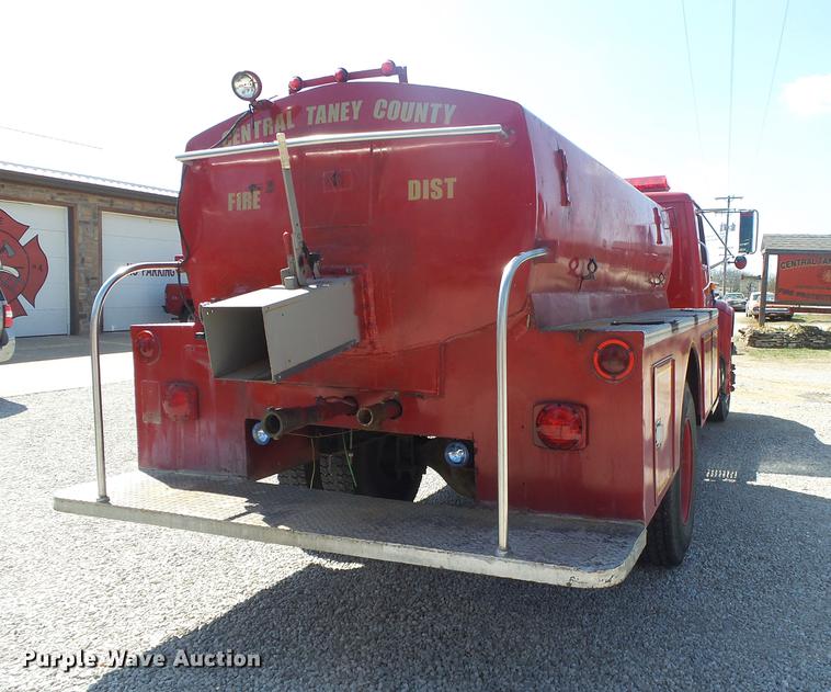 image for item DE3586 1991 International 4900 tanker fire truck