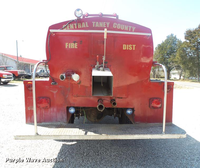image for item DE3586 1991 International 4900 tanker fire truck