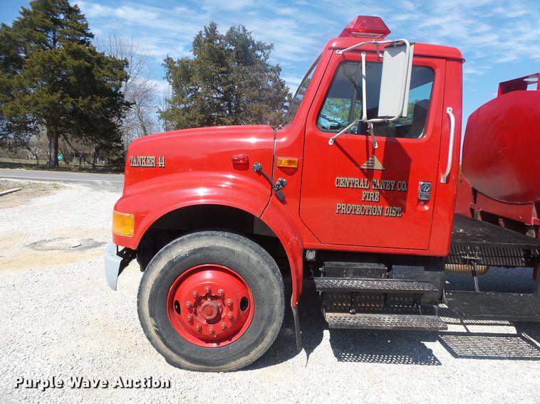 image for item DE3586 1991 International 4900 tanker fire truck
