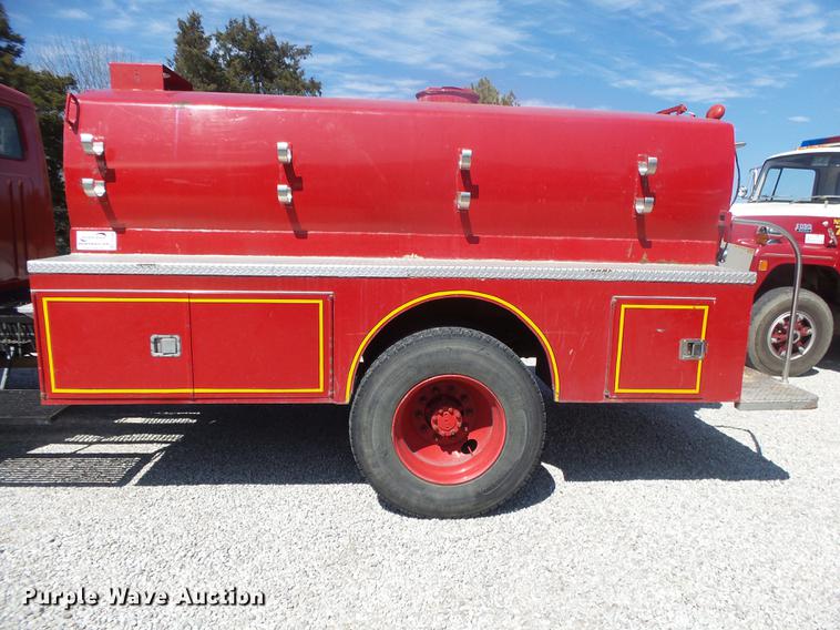 image for item DE3586 1991 International 4900 tanker fire truck