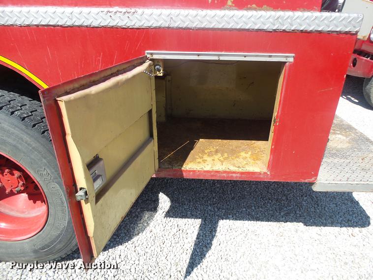 image for item DE3586 1991 International 4900 tanker fire truck