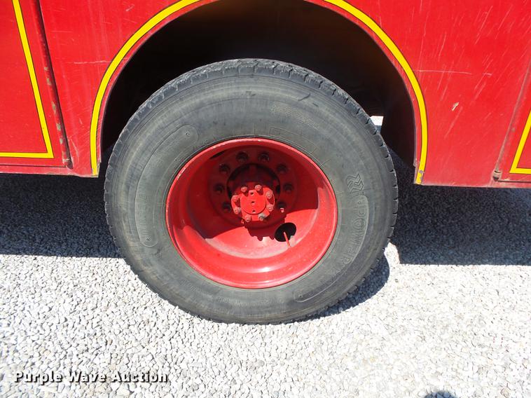 image for item DE3586 1991 International 4900 tanker fire truck