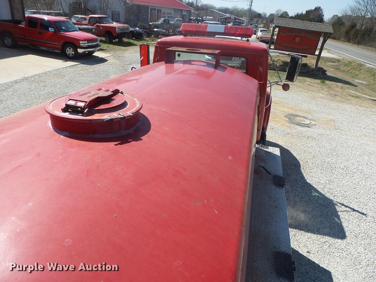 image for item DE3586 1991 International 4900 tanker fire truck