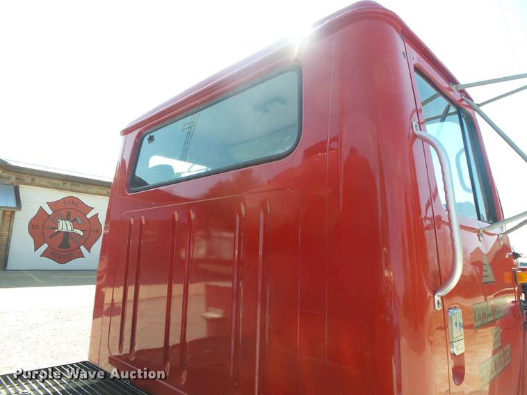 image for item DE3586 1991 International 4900 tanker fire truck