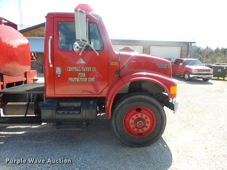 image for item DE3586 1991 International 4900 tanker fire truck
