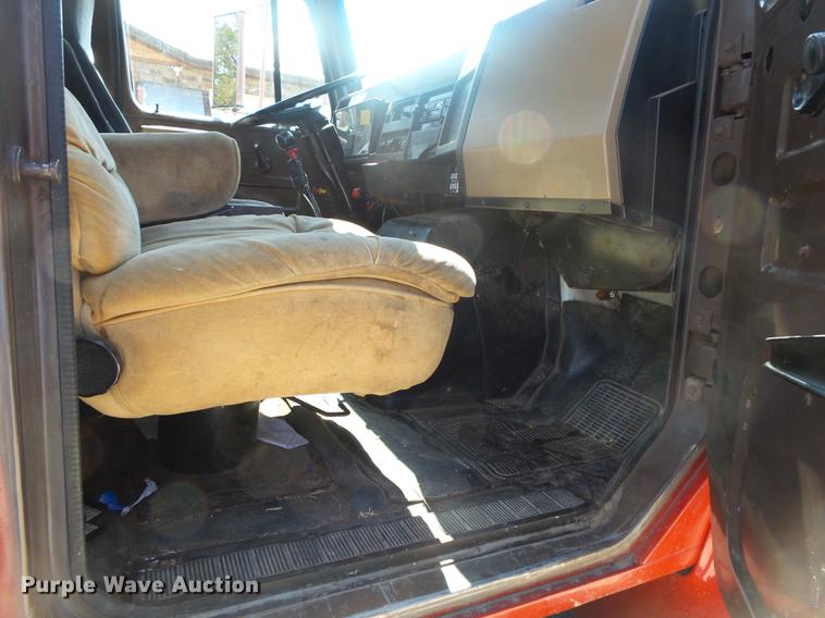 image for item DE3586 1991 International 4900 tanker fire truck