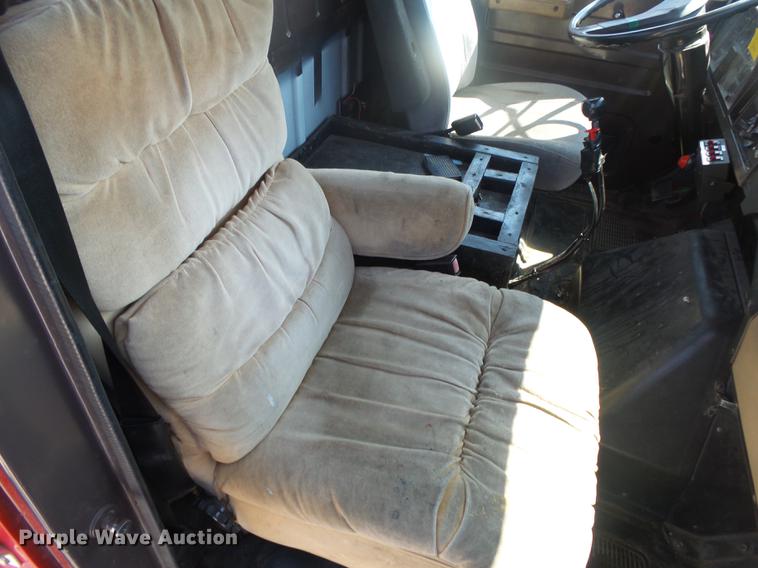 image for item DE3586 1991 International 4900 tanker fire truck