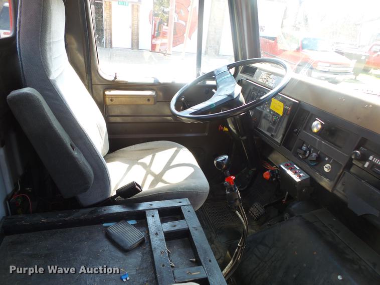 image for item DE3586 1991 International 4900 tanker fire truck