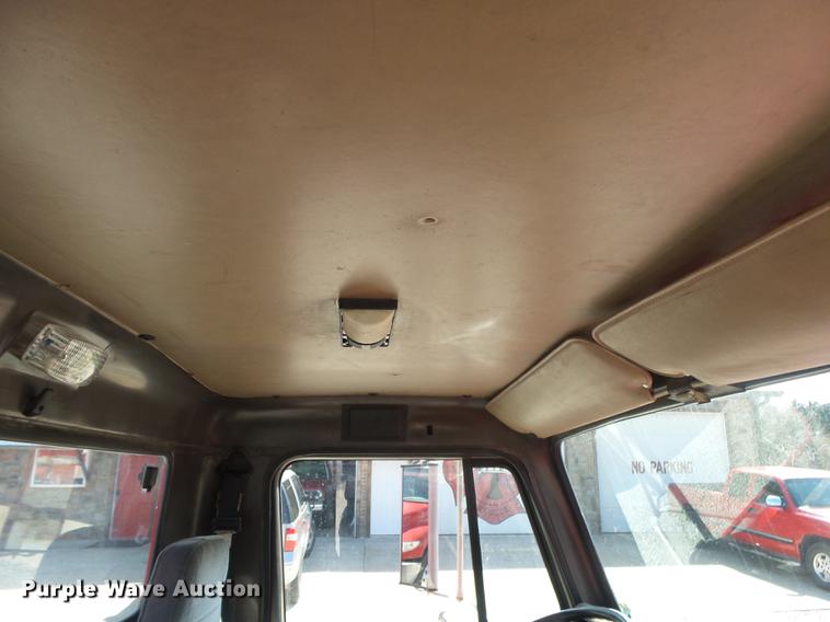 image for item DE3586 1991 International 4900 tanker fire truck