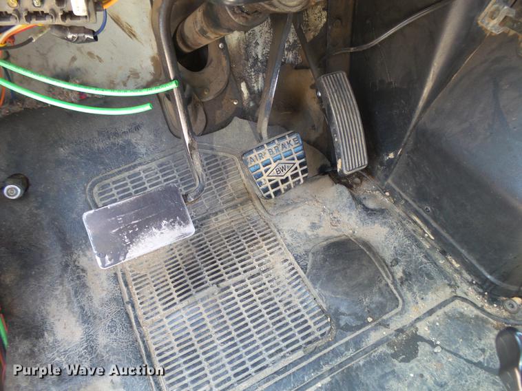 image for item DE3586 1991 International 4900 tanker fire truck