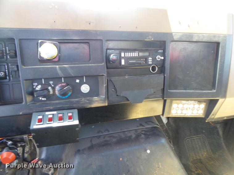 image for item DE3586 1991 International 4900 tanker fire truck