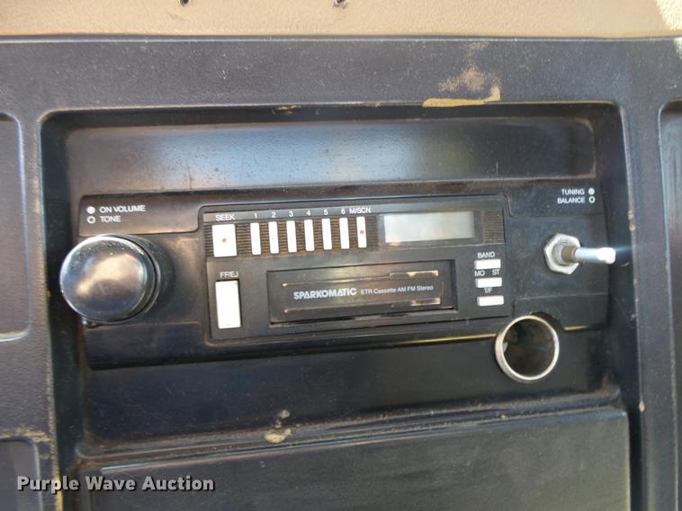 image for item DE3586 1991 International 4900 tanker fire truck