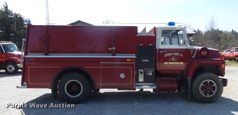 image for item DE3587 1979 Ford 8000 tanker fire truck