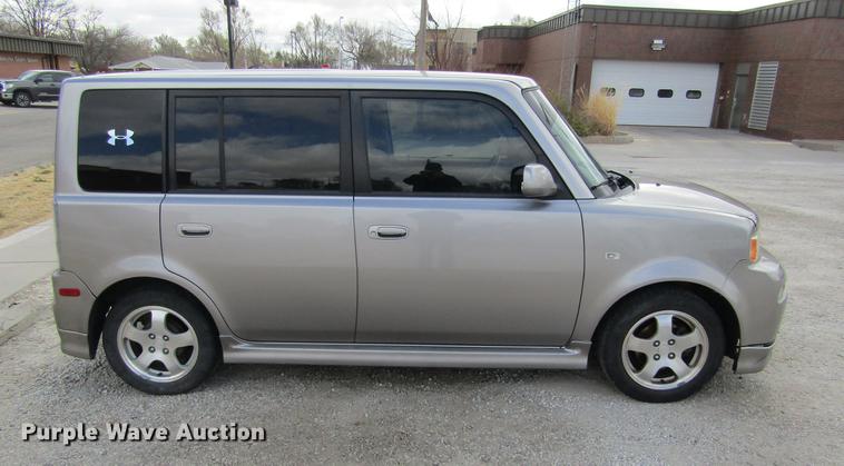 image for item DE6684 2005 Scion XB Wagon SUV