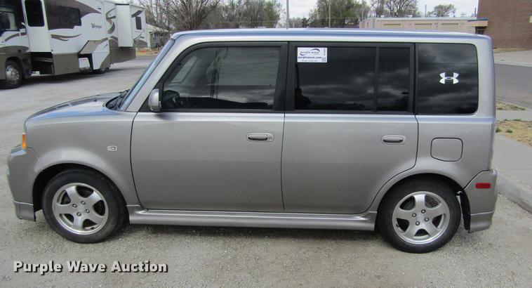 image for item DE6684 2005 Scion XB Wagon SUV