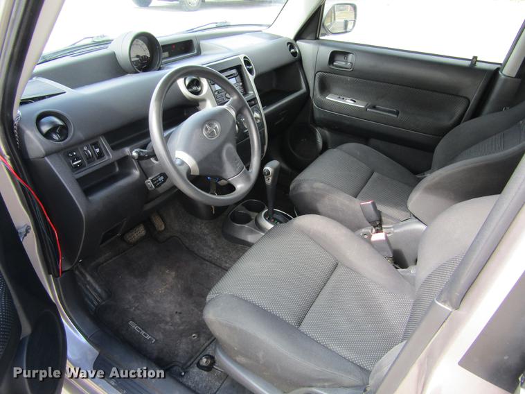 image for item DE6684 2005 Scion XB Wagon SUV