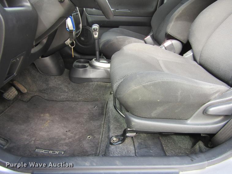 image for item DE6684 2005 Scion XB Wagon SUV