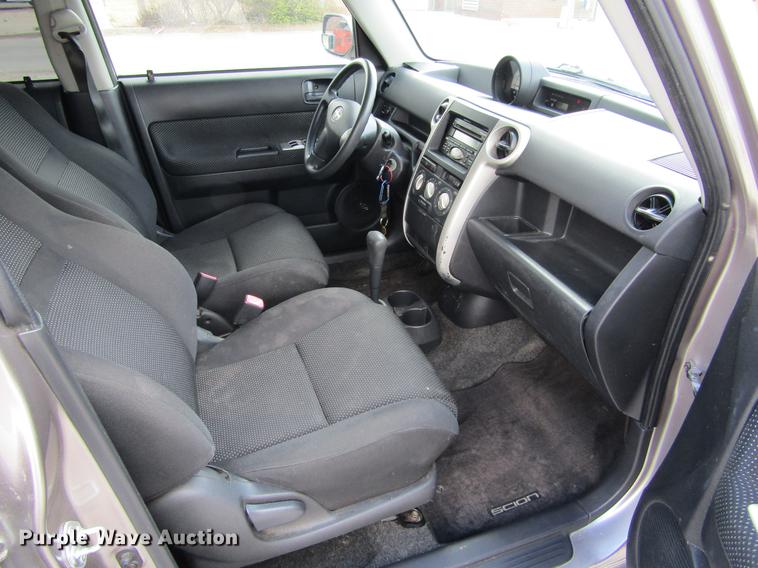 image for item DE6684 2005 Scion XB Wagon SUV