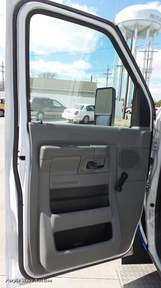 image for item EA9933 2012 Ford E450 shuttle bus