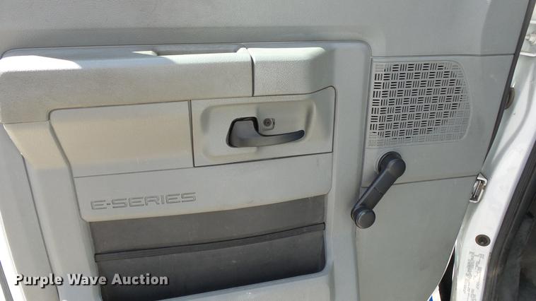 image for item EA9933 2012 Ford E450 shuttle bus