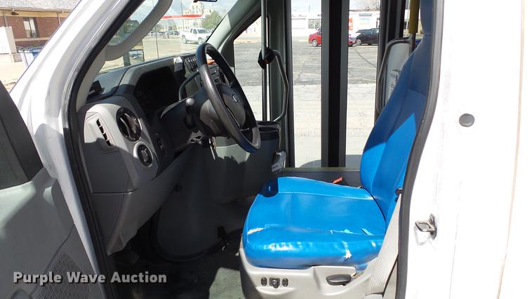 image for item EA9933 2012 Ford E450 shuttle bus