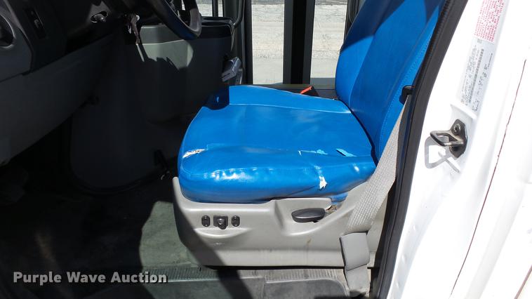 image for item EA9933 2012 Ford E450 shuttle bus