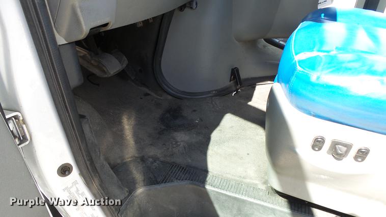 image for item EA9933 2012 Ford E450 shuttle bus