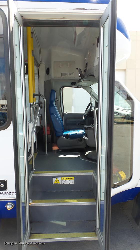 image for item EA9933 2012 Ford E450 shuttle bus