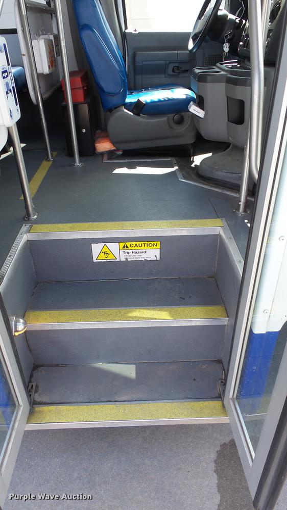 image for item EA9933 2012 Ford E450 shuttle bus