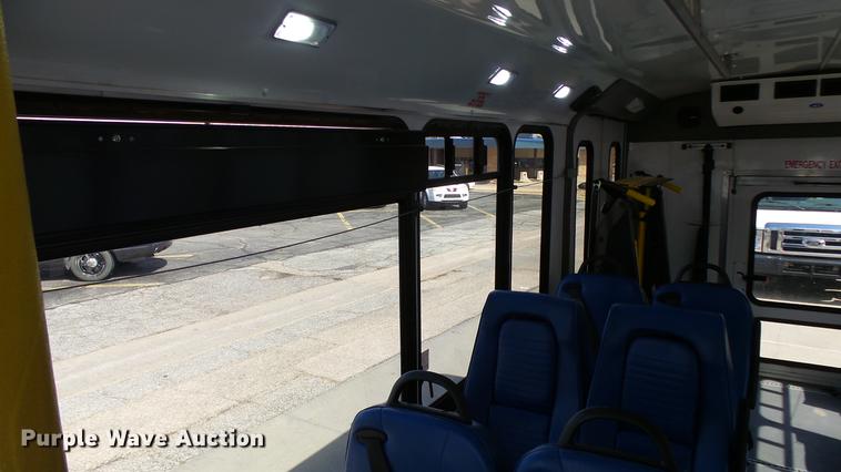 image for item EA9933 2012 Ford E450 shuttle bus