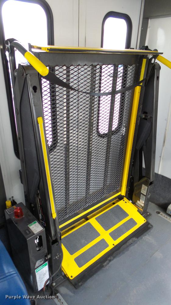 image for item EA9933 2012 Ford E450 shuttle bus