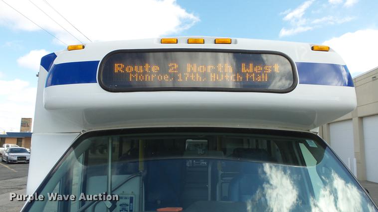image for item EA9933 2012 Ford E450 shuttle bus
