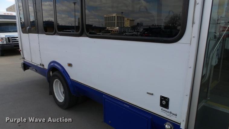 image for item EA9933 2012 Ford E450 shuttle bus