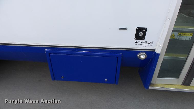 image for item EA9933 2012 Ford E450 shuttle bus