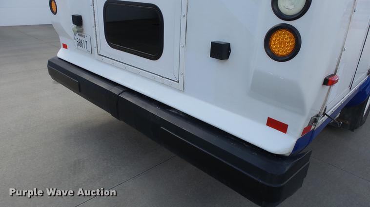 image for item EA9933 2012 Ford E450 shuttle bus