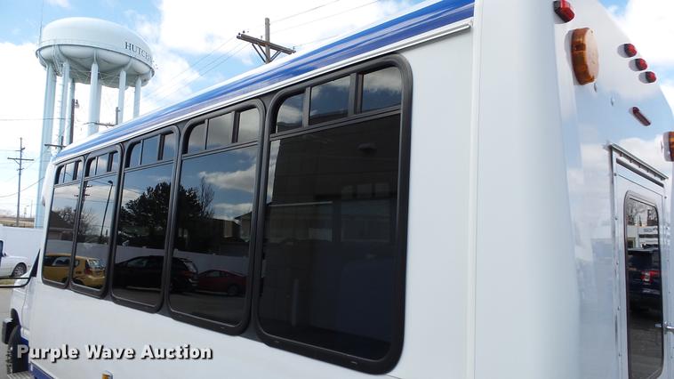 image for item EA9933 2012 Ford E450 shuttle bus