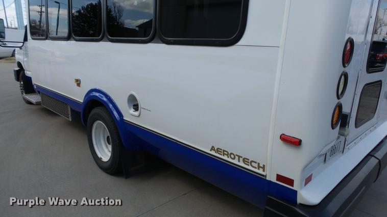 image for item EA9933 2012 Ford E450 shuttle bus
