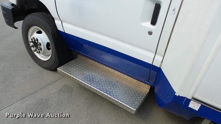 image for item EA9933 2012 Ford E450 shuttle bus