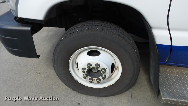 image for item EA9933 2012 Ford E450 shuttle bus