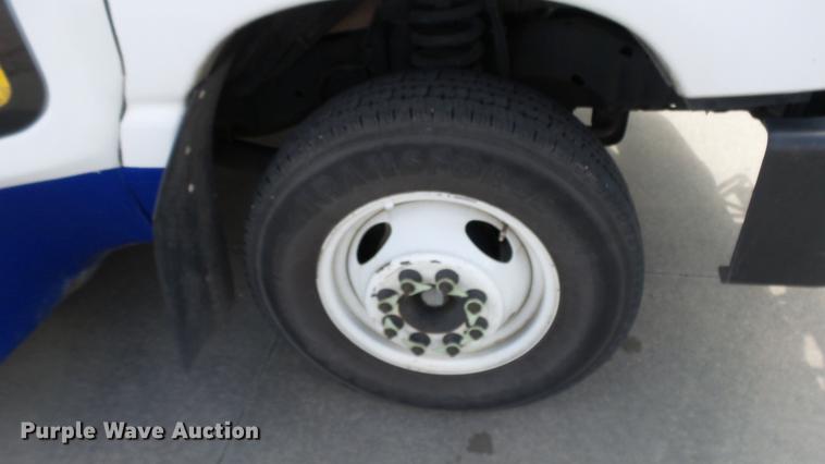 image for item EA9933 2012 Ford E450 shuttle bus