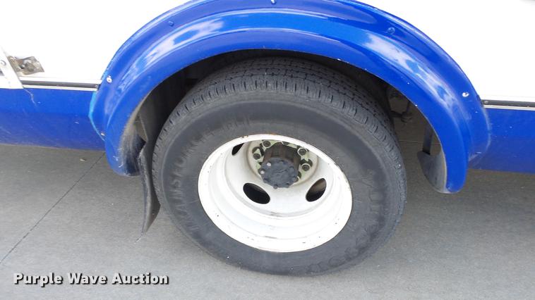 image for item EA9933 2012 Ford E450 shuttle bus