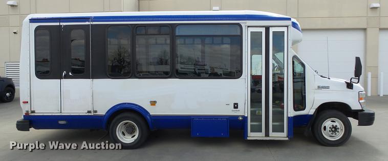 image for item EA9934 2012 Ford E450 shuttle bus